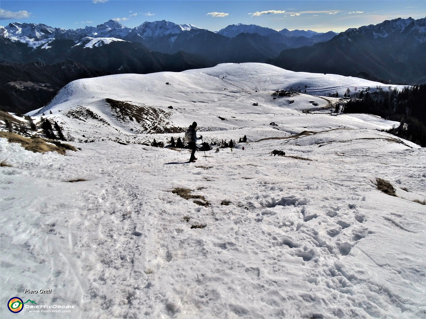 54 Scendiamo sul sentiero 109A con bella vista sui Piani d'Avaro.JPG -                                